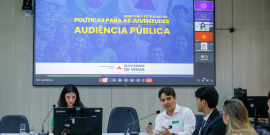 parlamentares e participantes presentes em audiência pública na câmara municipal de bh