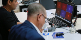 parlamentares presentes em reunião da comissão de orçamento
