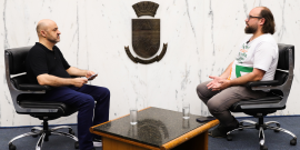 O jornalista Alessandro Duarte entrevista o vereador Dr. Bruno Pedralva no Plenário Amintas de Barros