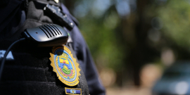 Imagem do emblema da Guarda Municipal na farda do agente