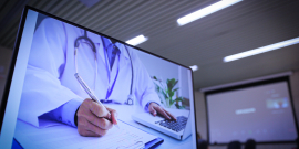 Imagem na tela de um computador de um médico escrevendo em um prontuário