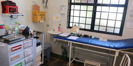 sala de centro de saúde com maca ao fundo