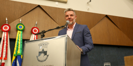 Vereador Professor Juliano Lepes, no púlpito do Plenário Amintas de Barros