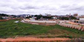 Imagem da obra da bacia de detenção B5, na Região Oeste