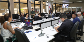 parlamentares e participantes presentes em audiência pública na câmara municipal de bh