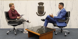 O jornalista Carlos Freitas entrevista o vereador Irlan Melo no Plenário Amintas de Barros