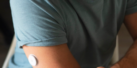 Sensor de monitoramento em braço de homem