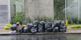 sacos de lixo em via pública