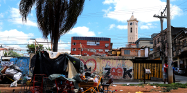 Barraca improvisada e carrinhos de supermercado de morador de rua Praça do Peixe, localizada no bairro Bonfim