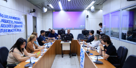 parlamentares e participantes presentes em audiência pública na câmara municipal de bh