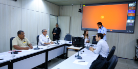 Vereadores e convidados no Plenário Helvécio Arantes