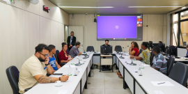 parlamentares e participantes presentes em audiência pública na câmara municipal de bh