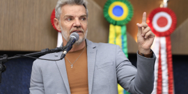 Professor Juliano Lopes discursa no Plenário