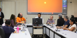 parlamentares e participantes presentes em audiência pública na câmara municipal de bh