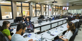 parlamentares e participantes presentes em audiência pública na câmara municipal de bh