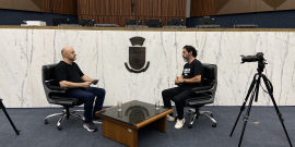 O jornalista Alessandro Duarte entrevista o vereador Osvaldo Lopes no Plenário Amintas de Barros 