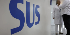 logo do sus em destaque em parede de unidade de saúde