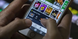 mãos de pessoa jogando em celular