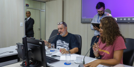 parlamentares presentes em reunião de comissão