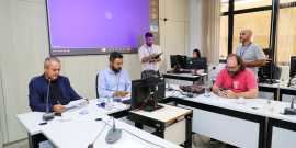 parlamentares presentes em reunião de comissão