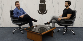 O jornalista Carlos Freitas entrevista o vereador Pedro Rousseff no Plenário Amintas de Barros