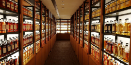 Bebudas distribuídas em prateleiras