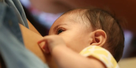 Bebê em situação de aleitamento 