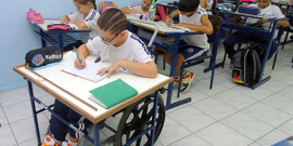 Estudante cadeirante em sala de aula