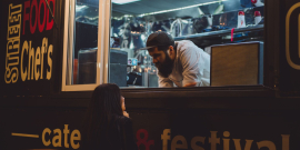 homem atendendo em foodtruck