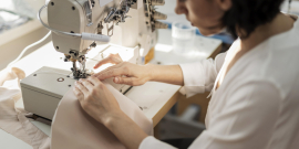 mulher opera máquina de costura