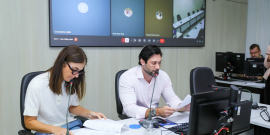 parlamentares e participantes presentes em reunião na câmara municipal de bh