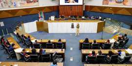 Plenário Amintas de Barros com palestrante e membros do Parlamento Jovem