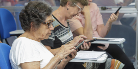 mulheres idosas manuseando telefone celular