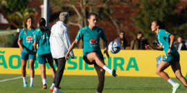 time feminino de futebol realiza treinamento em campo