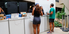 Atletas retiram seus kits