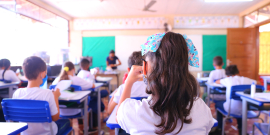 sala de aula com alunos,vista do fundo