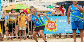 Jogadores participam de partida de vôlei 50+