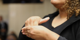 mulher se comunicando na língua brasileira de sinais