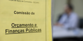cartaz com o nome comissão de orçamento na entrada da sala