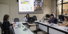 parlamentares presentes em reunião de comissão na câmara de bh