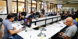 parlamentares e participantes presentes em audiência pública na câmara municipal de bh