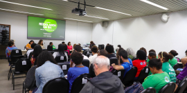 parlamentares e participantes presentes em reunião na câmara municipal de bh