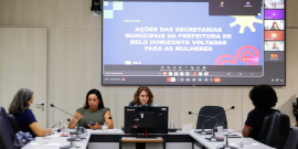 Fotos de vereadoras e convidadas sentadas à mesa durante apresentação
