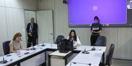 parlamentares presentes em reunião de comissão