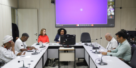 parlamentares e participantes presentes em audiência pública na câmara municipal de bh