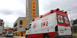 ambulância do samu trafegando em via da capital