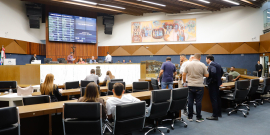 Vereadores sentados e em pé durante reunião do Plenário
