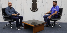 O jornalista Alessandro Duarte entrevista o vereador Tileléo no Plenário Amintas de Barros