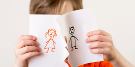 criança segura papel com desenhos