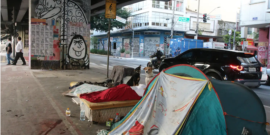 barraca e colhões em passeio público
